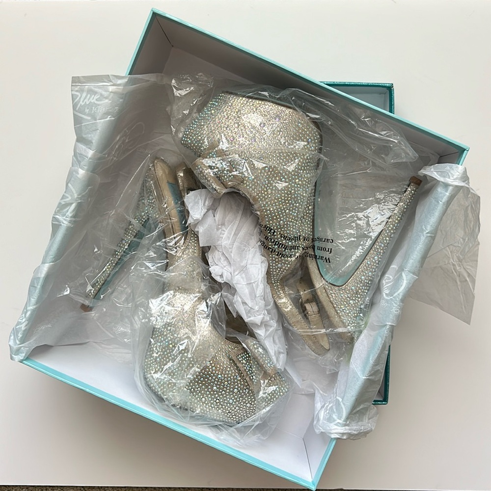 Blue by Betsy Johnson | Champ Fab Bow Pumps - Picture 4 of 8